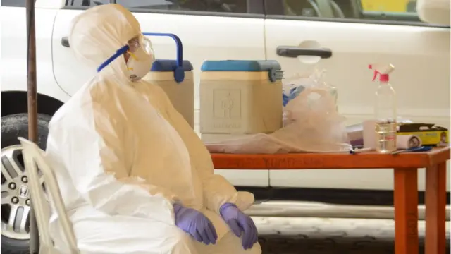 Aworan eeyan kan to n ṣe ayẹwo