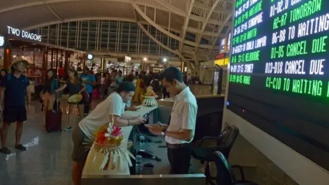 விமானத்திற்காக காத்திருக்கும் மக்கள்