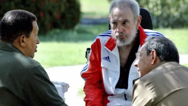 كاسترو وشقيقه وتشافيز