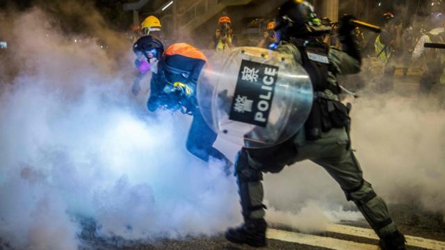 香港警察与示威者在街头发生冲突，使用了催泪弹