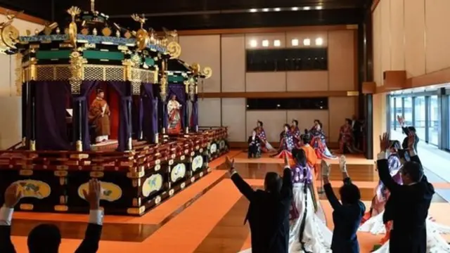 PM Abe memimpin ucapan "banzai" atau "hidup Kaisar".
