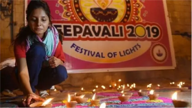 पाकिस्तानात दिवाळीमध्ये पणत्या लावणारी हिंदू मुलगी