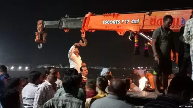 ਗੁਜਰਾਤ ਦੇ ਮੋਰਬੀ ਵਿੱਚ ਨਦੀ 'ਤੇ ਬਣਿਆ ਪੁਲ਼ ਟੁੱਟਿਆ