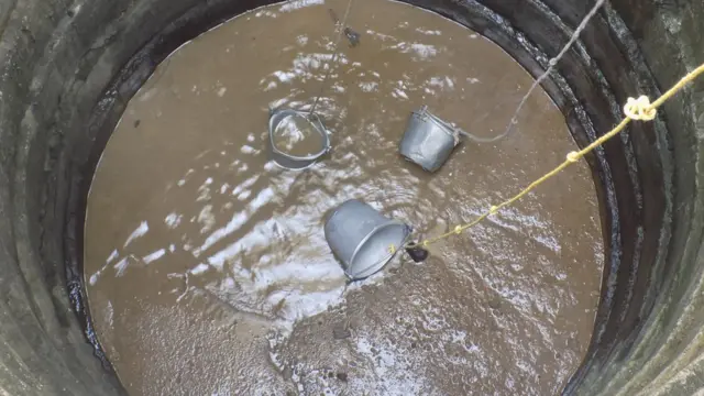 கிராமமே சுகாதாரமற்ற குடிநீரை குடிக்கும் அவலம்