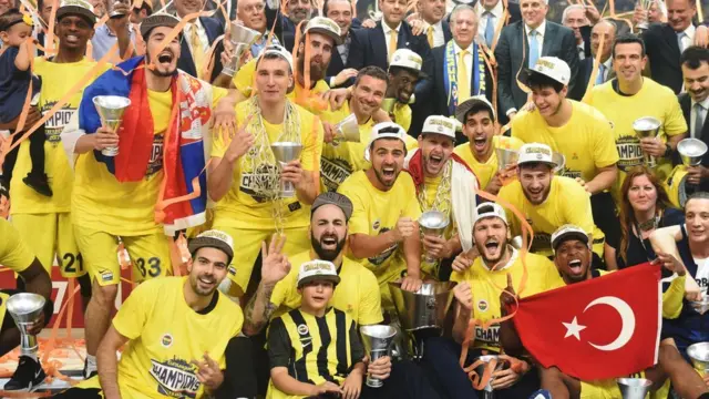 Fenerbahçe basketbol takımı kupayı kutluyor.
