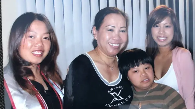 Bà Helen Huỳnh (giữa) tại buổi lễ tốt nghiệp của con gái cả Yvonne Ái-Vân Murray trước khi bị ung thư bạch cầu
