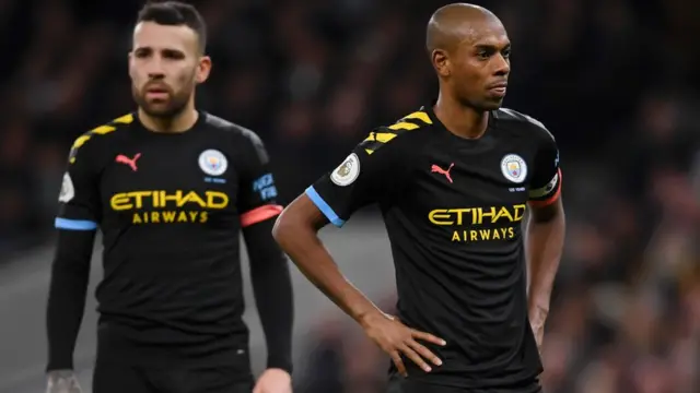 Déception de Fernandinho et Nicolas Otamendi de Manchester City contre Tottenham, le 2 février 2020 à Londres.