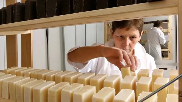 집에서 만든 비누는 몇 주간 숙성이 필요하다