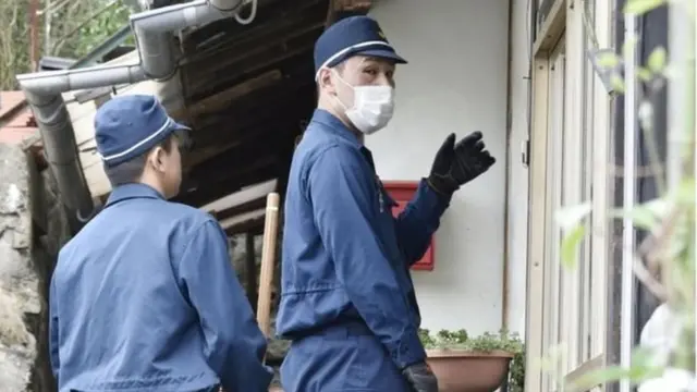 Cảnh sát khám nhà trên đảo Mukaishima