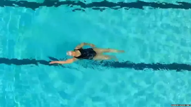 निर्मला भिडे पोहताना