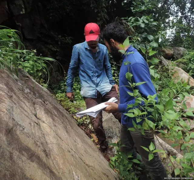 શુભોજિત રાય અને સૂર્યજેંદ્રુ પહાડોનું અધ્યયન કરતા
