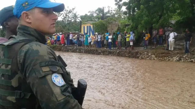 Militar faz segurançacomo ganhar na bantu betárea próxima a ponte caída