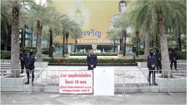 เจ้าหน้าที่ตำรวจ 3 กองร้อย สับเปลี่ยนเวรกันดูแลความสงบเรียบร้อยรอบศูนย์ราชการ อาคารเอ อันเป็นที่ตั้งของศาลรัฐธรรมนูญ