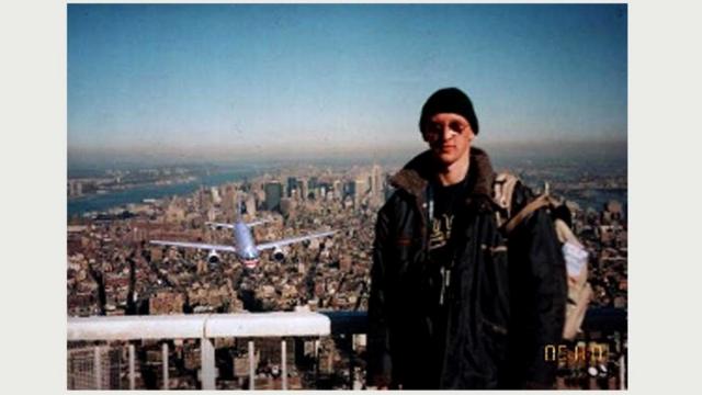 Это фото с "туристом" оказалось фальшивым: на самом деле путешественник из Венгрии сделал его в 1997 году, а после терактов 11 сентября подверг цифровой обработке