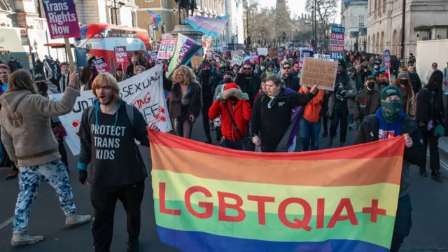 من مسيرة داعمة لمجتمع المثليين والعابرين جنسياً في لندن هذا الشهر