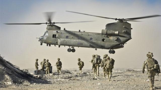 British soldiers approach a Chinook helicopter in the Nahr-e Saraj district, Helmand Province, Afghanistan