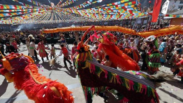 四川藏族民众庆祝藏族传统节日。