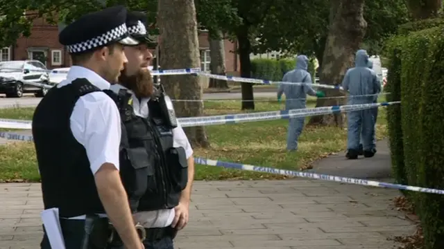Policiers et médecins légistes