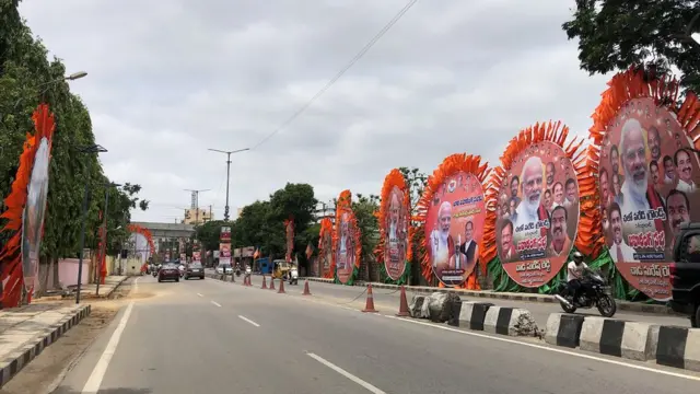 హైదరాబాద్‌లో కేసీఆర్, మోదీ ఫ్లెక్సీలు