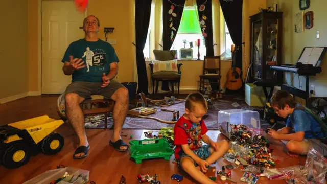 Батько грає з дітьми