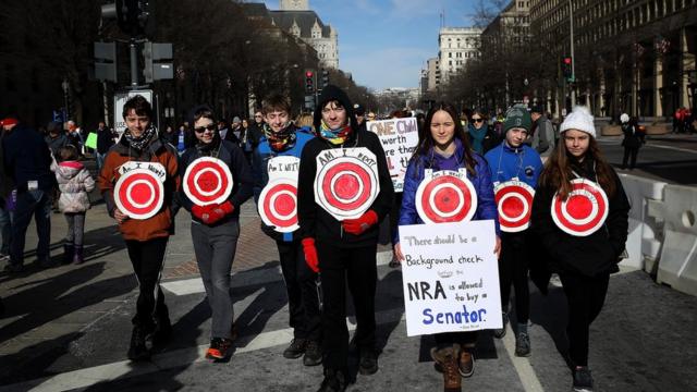 弗吉尼亞州的中學生趕到華盛頓參加反槍支遊行。
