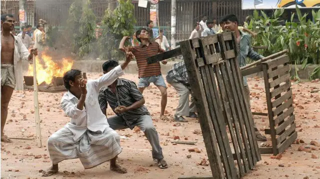 ক্ষমতা ছাড়লে অসন্তোষের মুখে পড়ার আশংকা থাকে অনেকের।