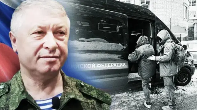 Ifoto ya Jenerali Vladimir Alekseev inyuma hari imodoka yunguruza indembe, n'abagabo babiri bari ku muryango wayo 