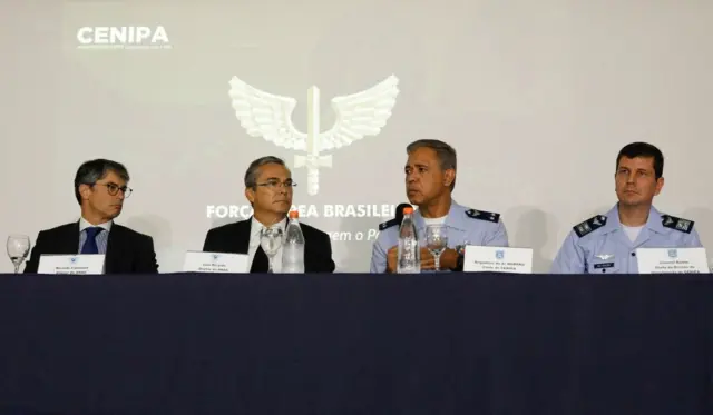 Autoridades civiles y militares aeronáuticas brasileñas