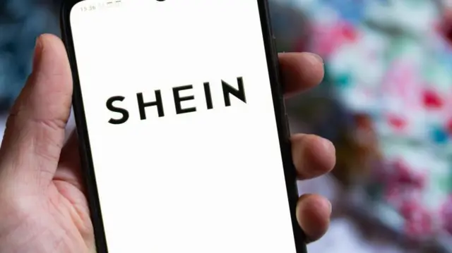 Celular com logo da Shein