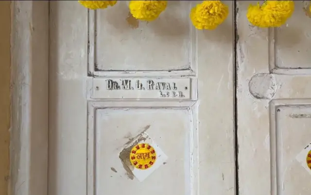 मतदार यादीत बोगस मतदारांची नावं, पत्ते, मृतांची नावे अशा इतर आक्षेपांमुळे मुंबईतील वरळी विधानसभा मतदारसंघ सध्या चर्चेत आहे.