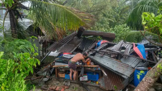 রিমালে অনেক বাড়িঘর বিধ্বস্ত হয়েছে