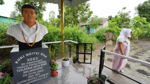 अंगणात आता एक स्मारक उभं आहे. ते त्यांच्या मुलाचं, शिवाचं, आहे.