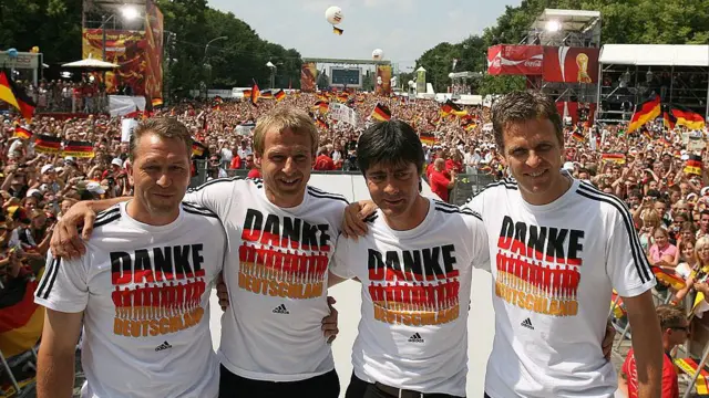 از راست به چپ: اولیور بیرهوف، یوآخیم لوو، یورگن کلینزمن و آندریاس کوپکه در جشن طرفداران تیم ملی آلمان پس از جام جهانی ۲۰۰۶