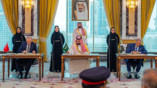 من اليسار، الرئيس التركي رجب طيب أردوغان، وولي العهد السعودي الأمير محمد بن سلمان، ورئيس الوزراء الباكستاني شهباز شريف، يوقعون اتفاقية دفاعية ثلاثية في مكة المكرمة، يوم الجمعة 7 أغسطس/أ0 2026.