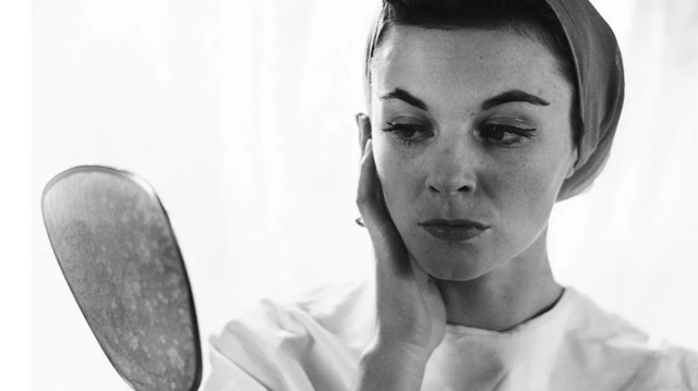 Mulher olha para espelhocódigo betano aposta grátisfotocódigo betano aposta grátispreto e branco