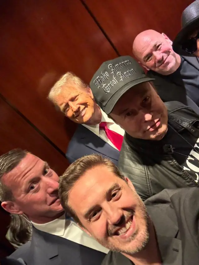 O presidente dos EUA, Donald Trump, e os donos da Rumble, Chris Pavlovski, do X, Elon Musk, além de Dana White, presidente do UFC. "A liberdade de expressão está salva", escreveu Pavlovski como legenda da foto
