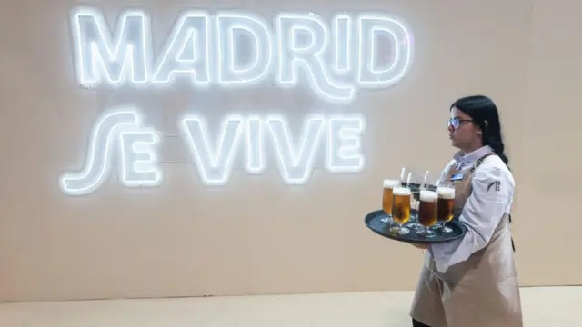 Garçonete leva bandeja com bebidas