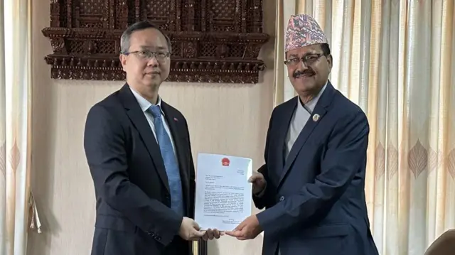 चीनका विदेशमन्त्रीको सुभकामना सन्देश हस्तान्तरण गर्दै काठमाण्डूस्थित चिनियाँ राजदूत