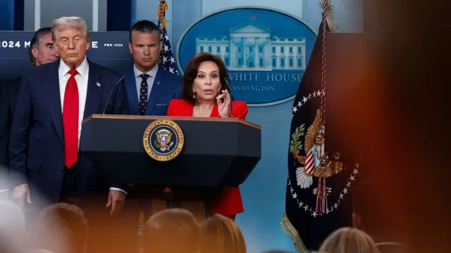 အထူးအဖွဲ့ထဲ ပါဝင်ဆောင်ရွက်မယ့် အမေရိကန်ရှေ့နေ ဂျင်းနင်းဖာရစ်ပီယာရို ကို သမ္မတထရမ့်နဲ့ တွဲလျက်တွေ့ရမှု (ပုံဟောင်း)