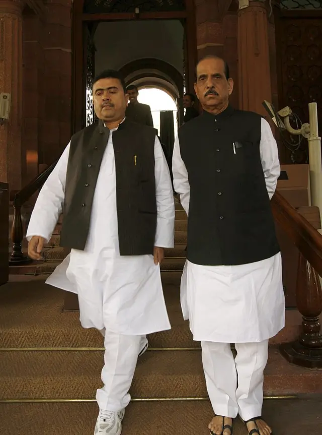 શિવસેનાના નેતા મનોહર જોષી (ડાબી બાજુ) સાથે ટીએમસીના નેતા શુભેન્દુ અધિકારી