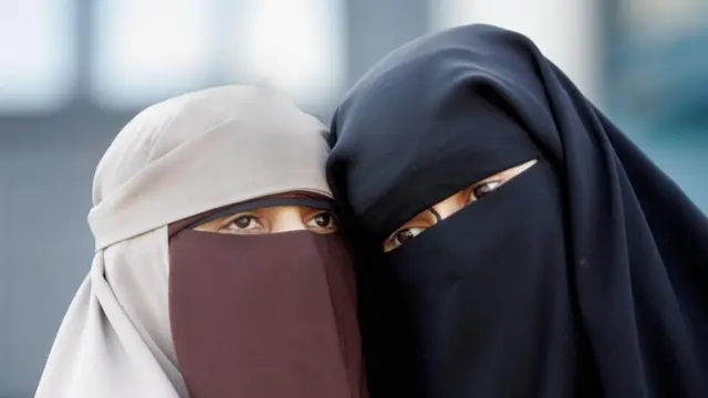 హిజాబ్ ధరించిన మహిళలు