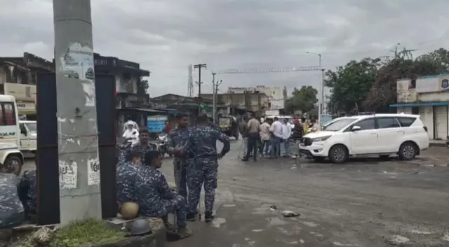 સોમનાથમાં ડિમોલિશન દરમિયાન એસઆરપીએફના જવાનો પણ તહેનાત કરવામાં આવ્યા હતા
