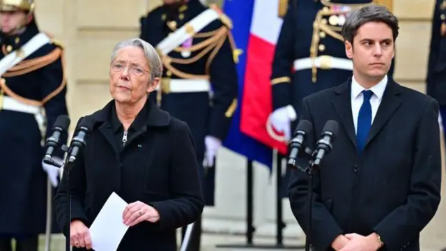 Attal (kanan) dengan pendahulunya, Élisabeth Borne