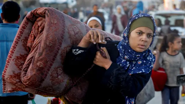 Palestinka se vraća na sever Gaze