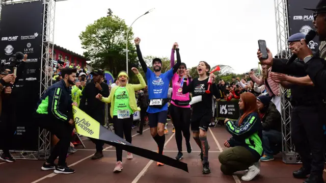 Farias ree pelu awon ẹbi rẹ nigba to parí ere olopa 366 naa.