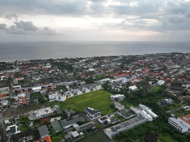 Foto udara kawasan Tibubeneng yang menjadi salah satu hotspot pembangunan akomodasi pariwisata.