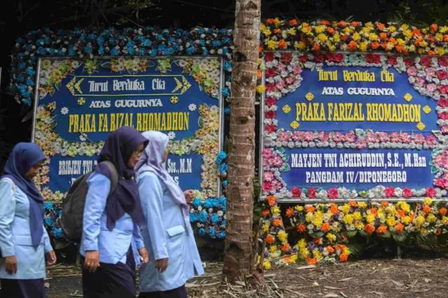 Warga melintas di dekat karangan bunga dukacita saat melayat di kediaman almarhum Praka Farizal Rhomadhon, Sidorejo, Lendah, Kulon Progo, D.I Yogyakarta, Selasa (31/03/2026). Praka Farizal yang tergabung dalam Pasukan Perdamaian PBB di Lebanon (UNIFIL) gugur akibat tembakan artileri di Lebanon Selatan pada Minggu (29/3). 
