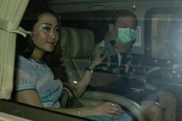 ภาพแรกที่สังคมมีโอกาสเห็นนายทักษิณในรอบ 6 เดือน หลังได้รับการพักโทษเป็นกรณีพิเศษ เนื่องจากเข้าเกณฑ์ผู้ต้องขังสูงวัยและเจ็บป่วยเรื้อรัง โดยเขาเดินทางออกจาก รพ.ตำรวจ พร้อมบุตรสาว เมื่อ 18 ก.พ. 2567