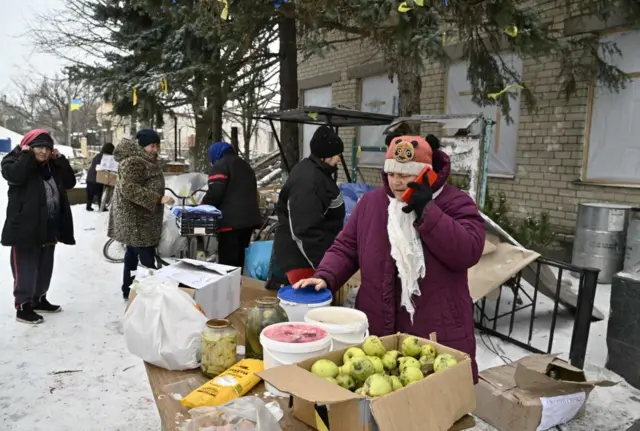 Moradores locais recebem ajuda alimentar no vilarejocassino pin upPosad-Pokrovske, regiãocassino pin upKherson,cassino pin up29cassino pin upjaneirocassino pin up2023,cassino pin upmeio à invasão russa da Ucrânia