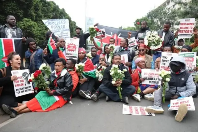 "Tafadhali polisi sisi ni wazazi. Hatuna nia mbaya. Sisi hatuna wahuni, ni wazazi peke yetu. Tunaomba muturuhusu tuweke maua tu alafu twende zetu," alisema mama wa mwathirika.